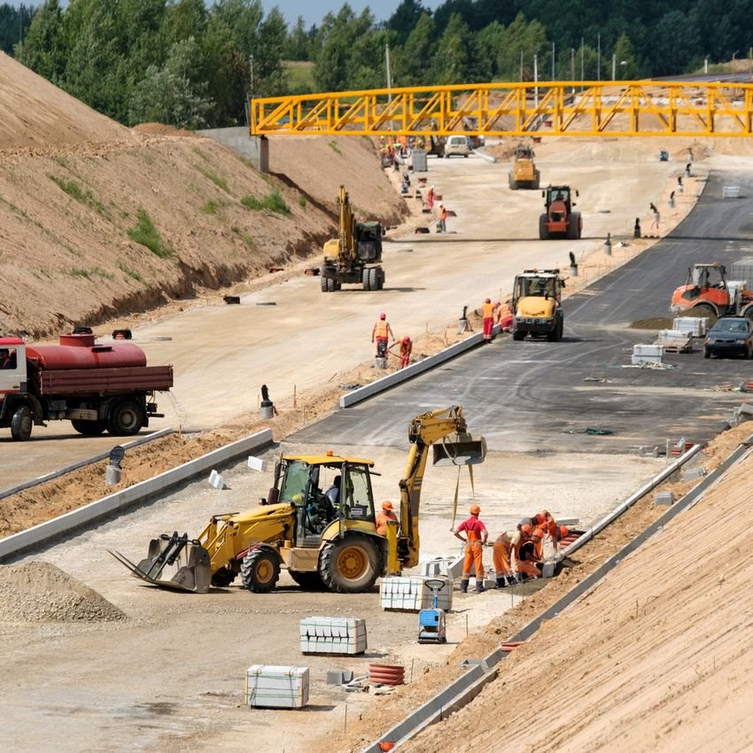 Vue sur un chantier des travaux publics avec différents engins.