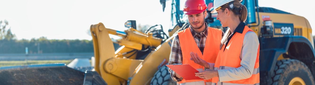 Deux chefs de chantier échangent sur un projet de construction