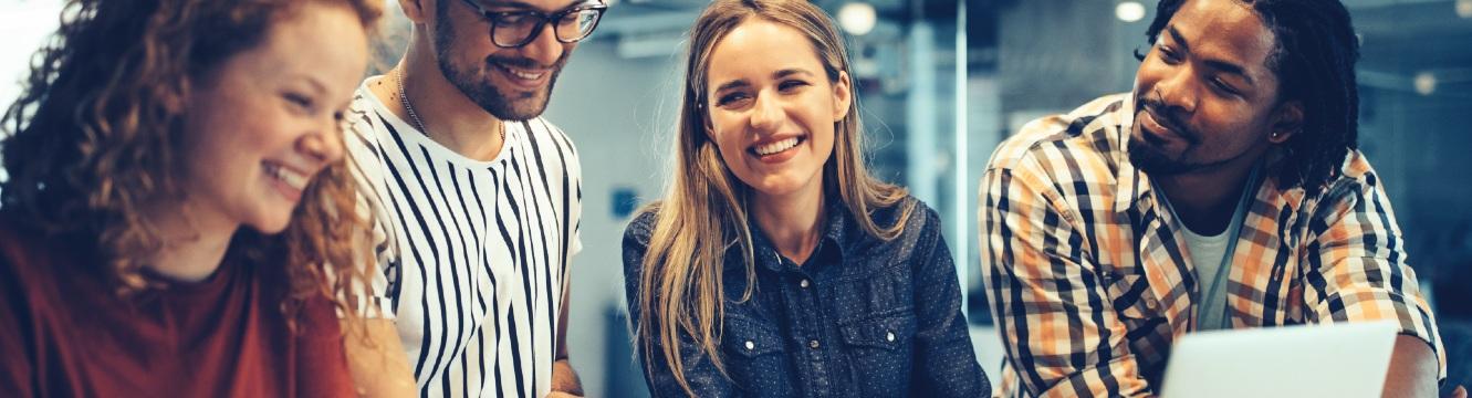 Une équipe de travail échange sur un projet